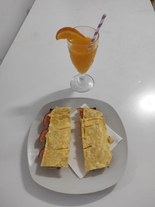 chica merendando con tarta y café